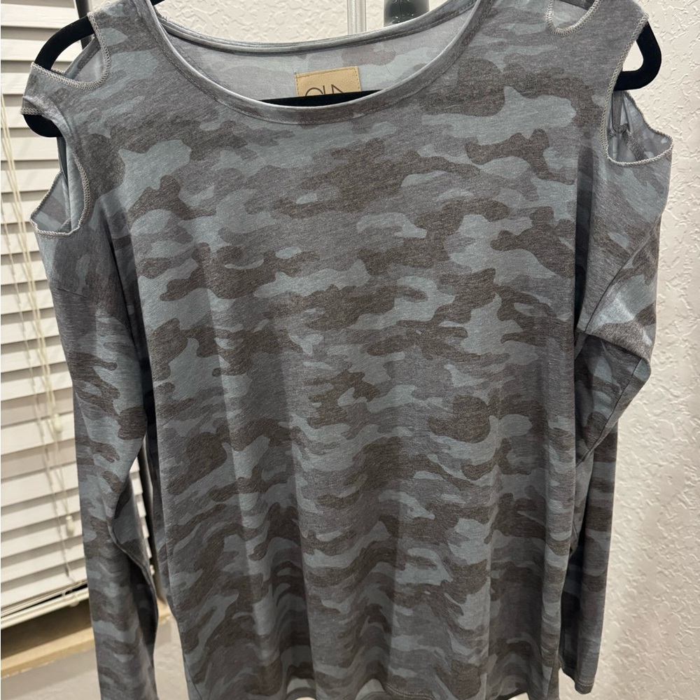 Chaser Women's Blue/Gray/Black Camouflage Top